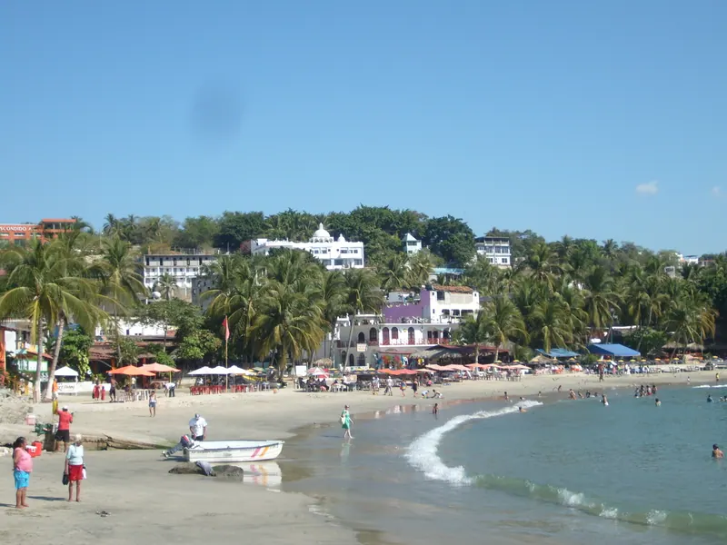 Lanchas y edificios frente al mar en Playa Principal, Puerto Escondido