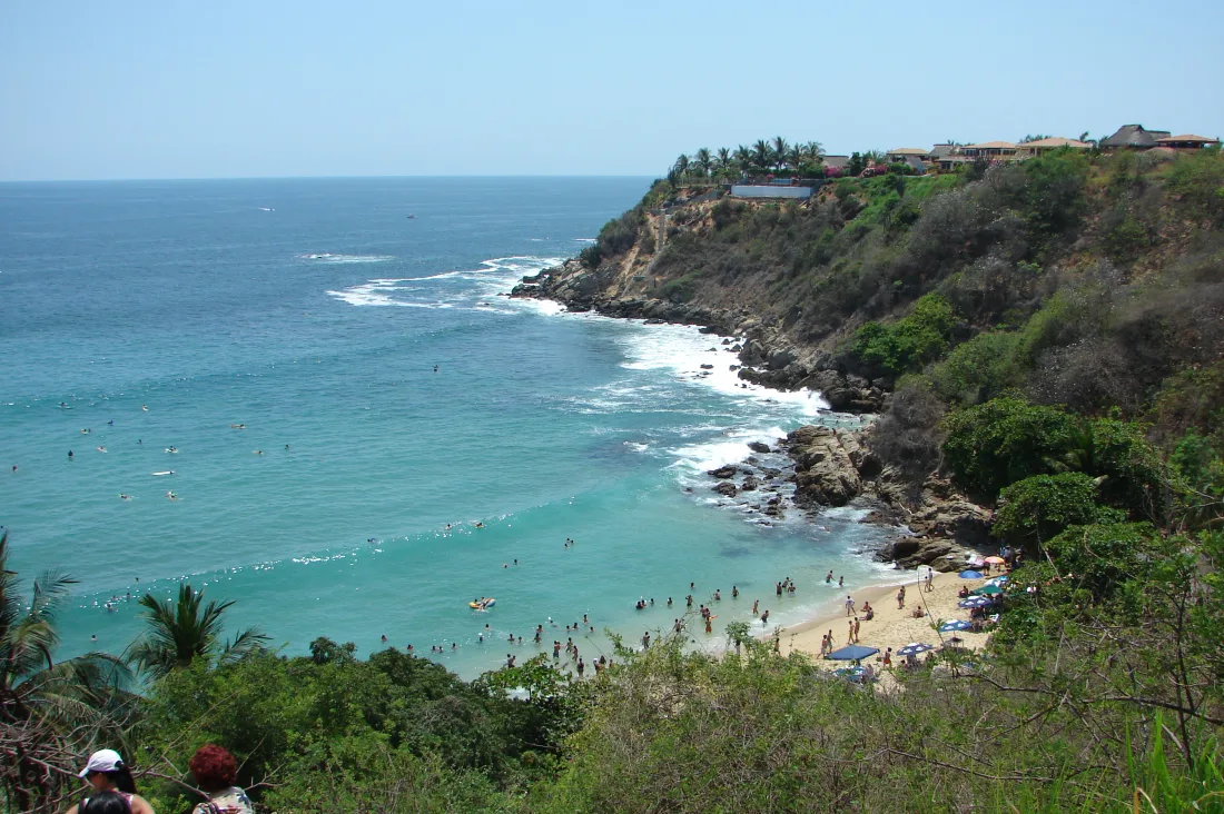 Playa Carrizalillo y su bahía rocosa en Puerto Escondido
