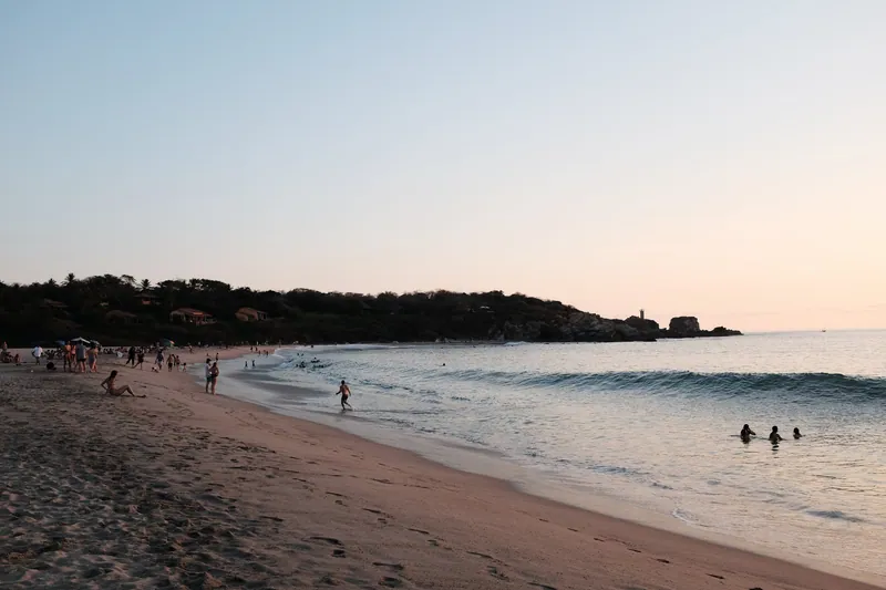 Orilla al atardecer en La Punta Zicatela, Puerto Escondido